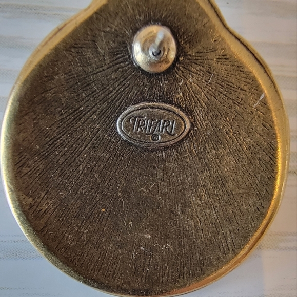 B10 Vintage Trifari Gold-tone & White Pierced Earrings - Picture 2 of 3